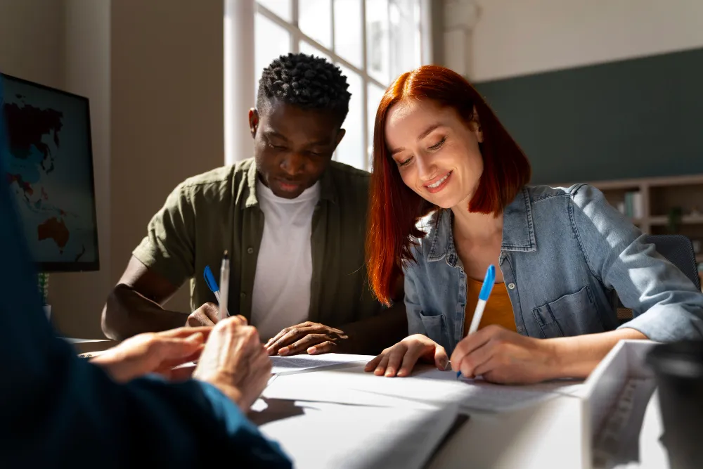 2 étudiants qui étudient 