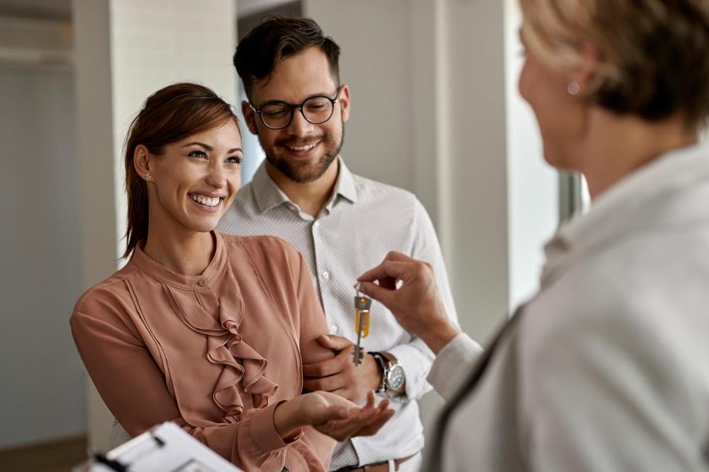 couple qui récupère les clés de leur appartement