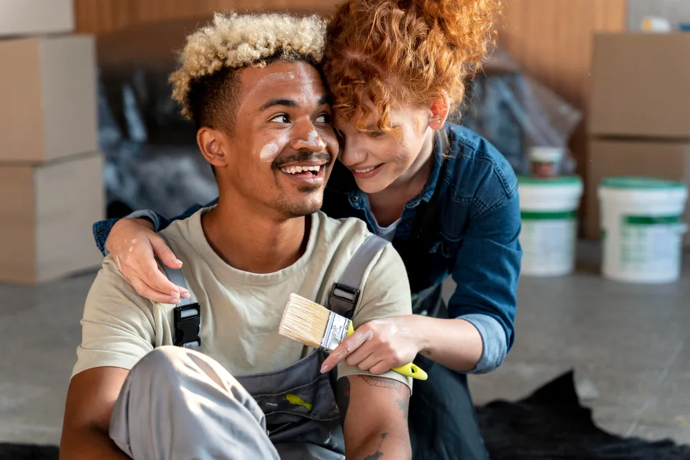 jeune couple réalisant des travaux de peinture