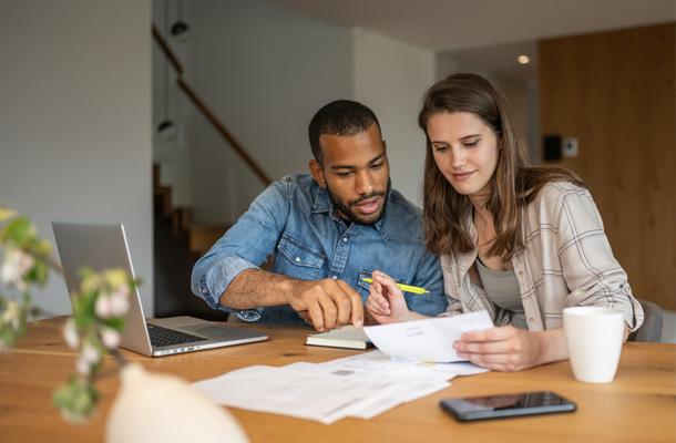 couple calcule son salaire et ses frais