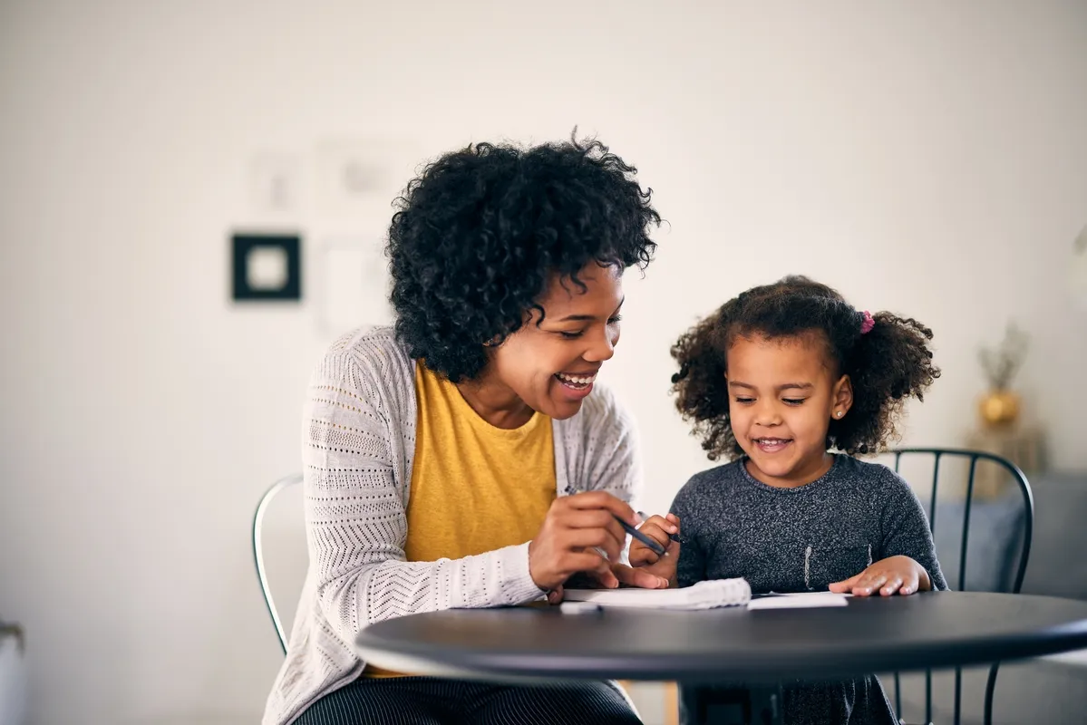 Mère fait les devoirs avec sa fille