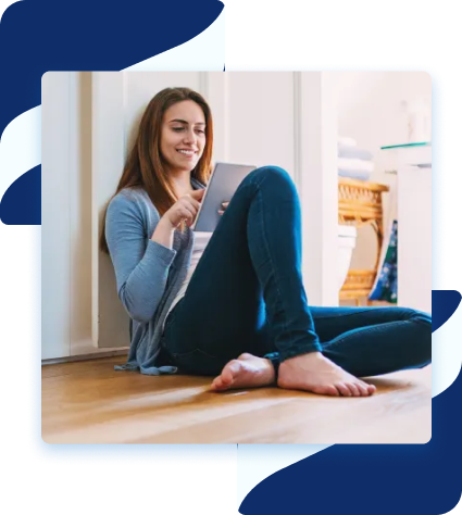 Femme assise tenant une tablette