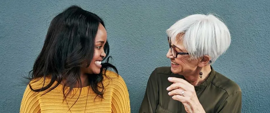 Deux femmes souriant