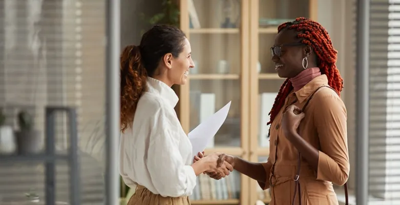 Deux femmes discutant
