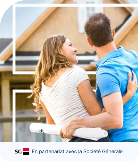 Couple de dos devant une maison