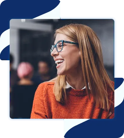 jeune femme heureuse dans son entreprise