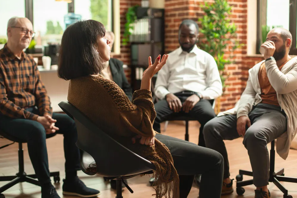 séance de discussion entre 4 personnes
