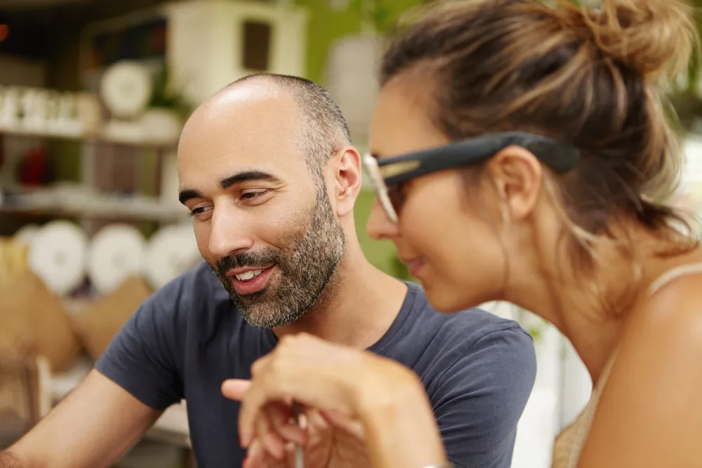 un homme et une femme qui discute