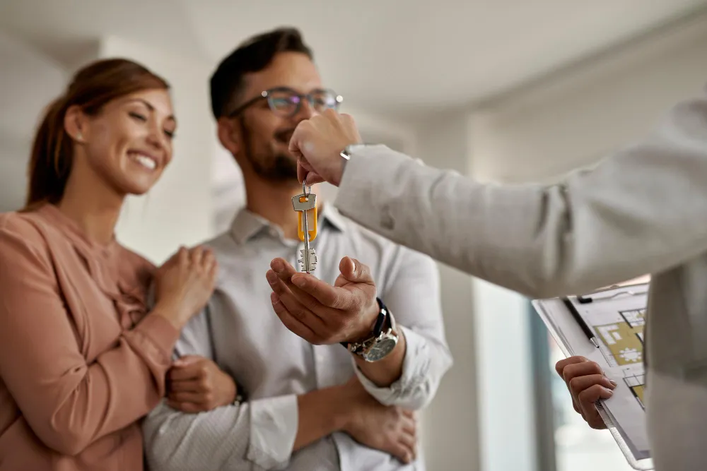 couple qui réceptionne les clés de leur appartement