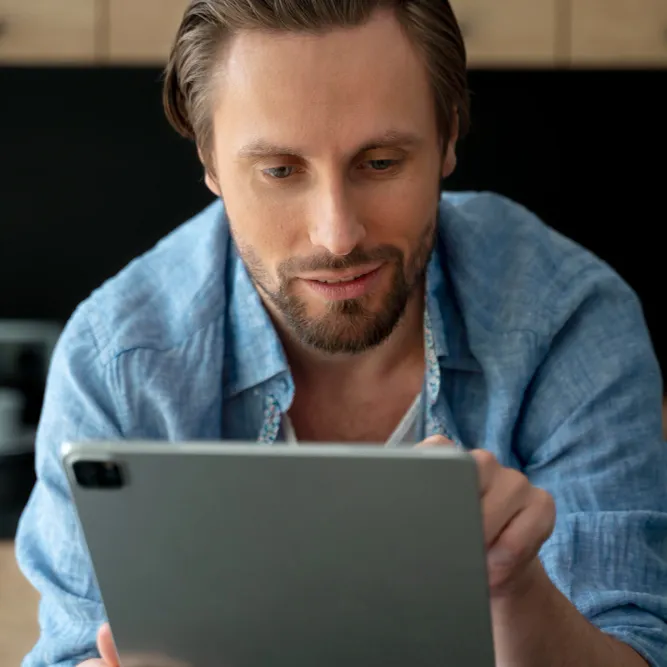 Homme devant sa tablette
