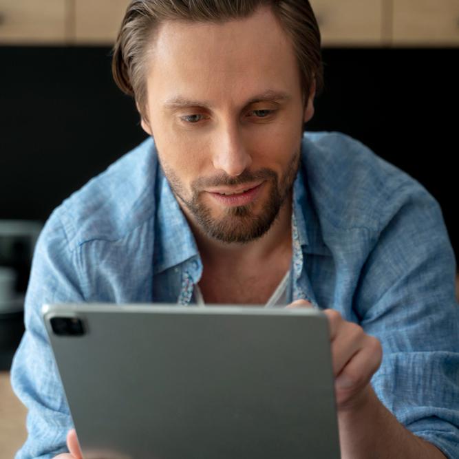 Homme devant sa tablette