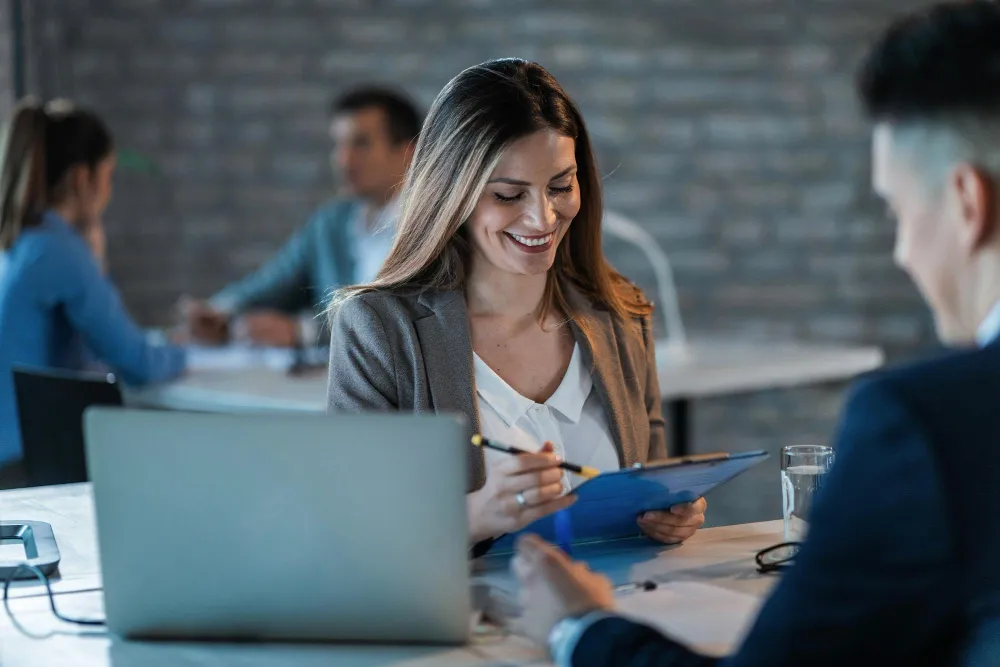 une femme devant une tablette avec un homme