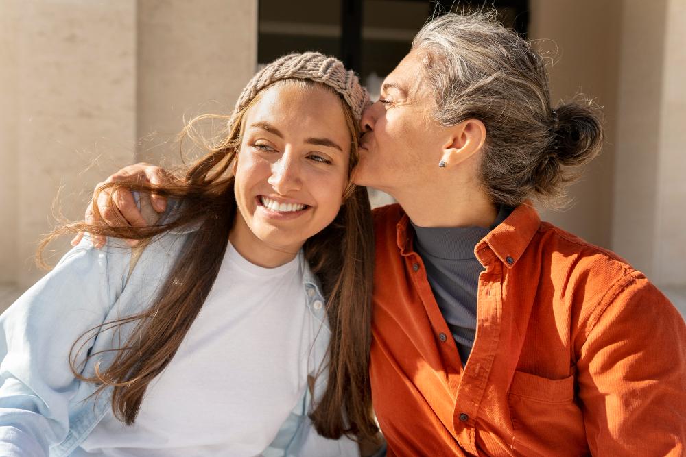 une femme qui fait un calin à une jeune fille