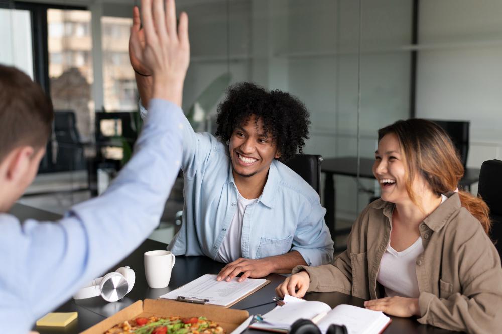 collegues heureux au travail