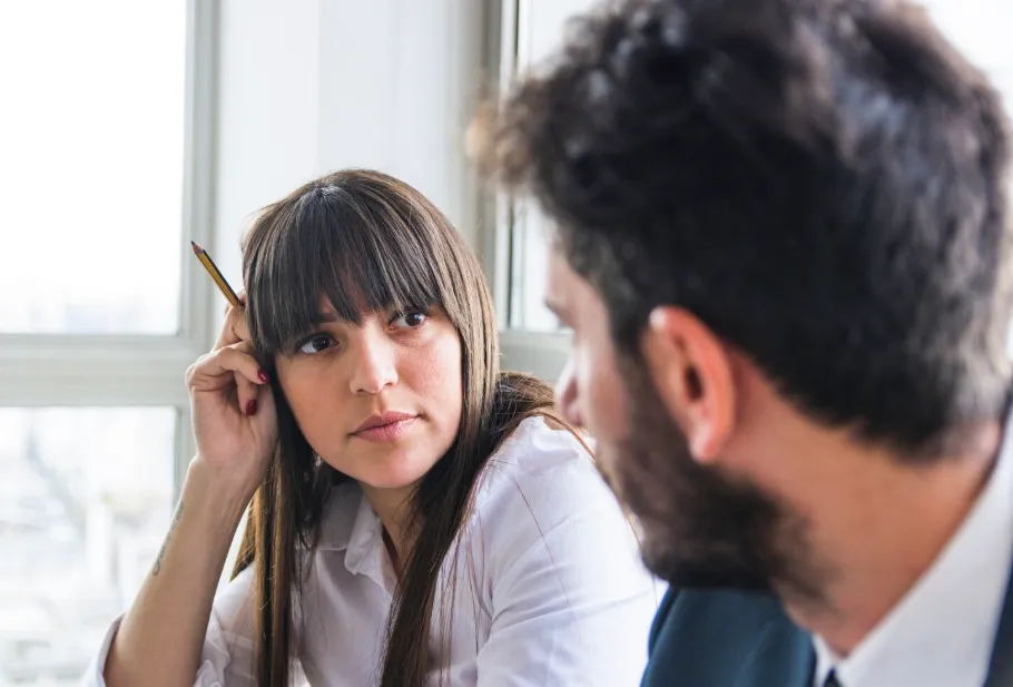 une femme qui écoute un homme attentivement