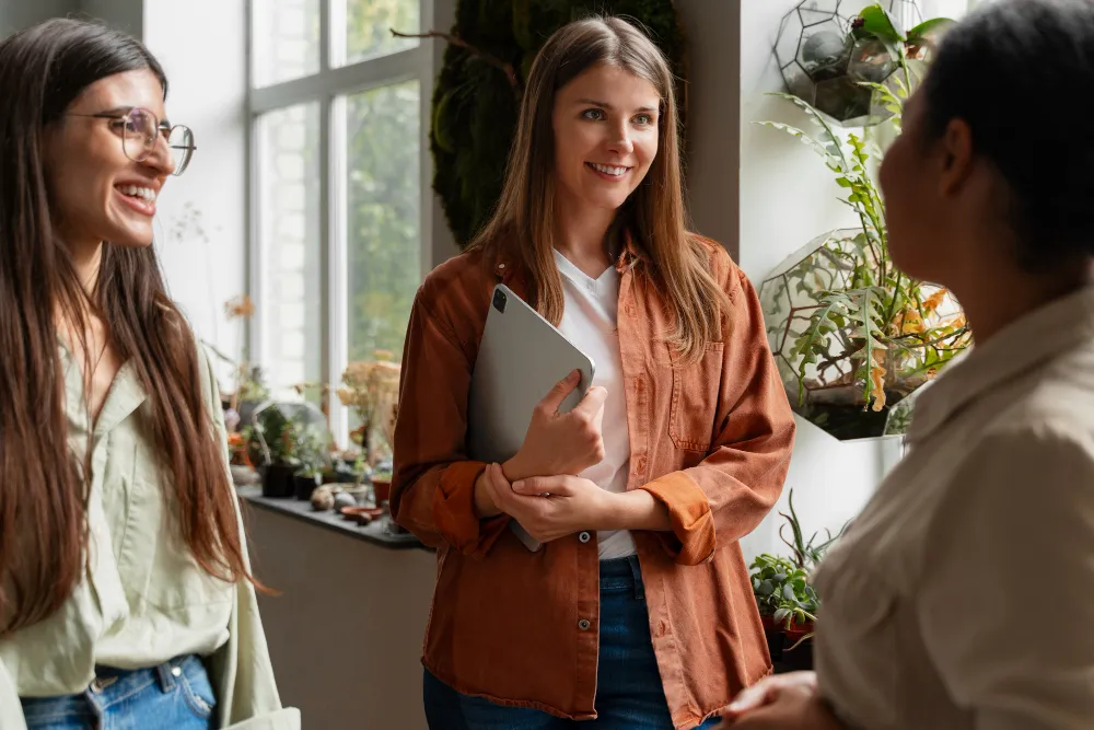 femme en réunion sur des sujets écologique