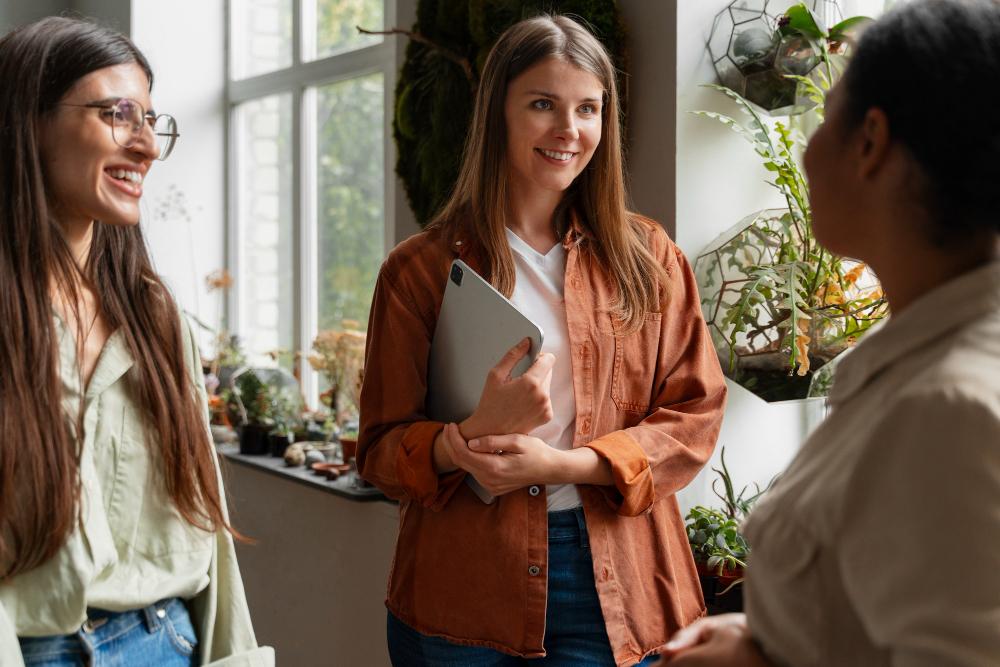femme en réunion sur des sujets écologique