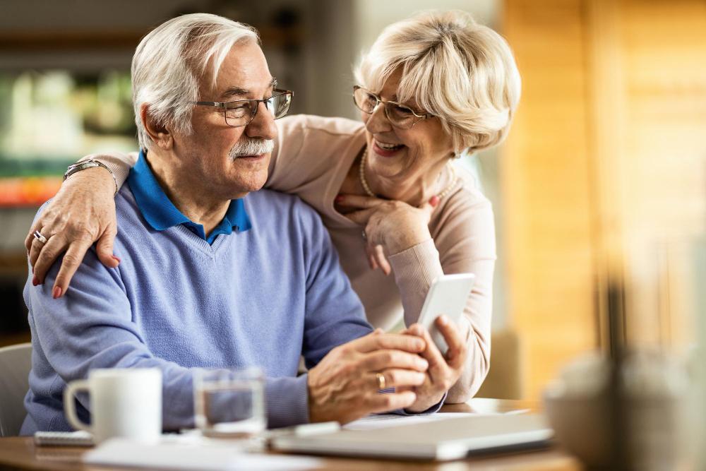 Seniors devant un téléphone