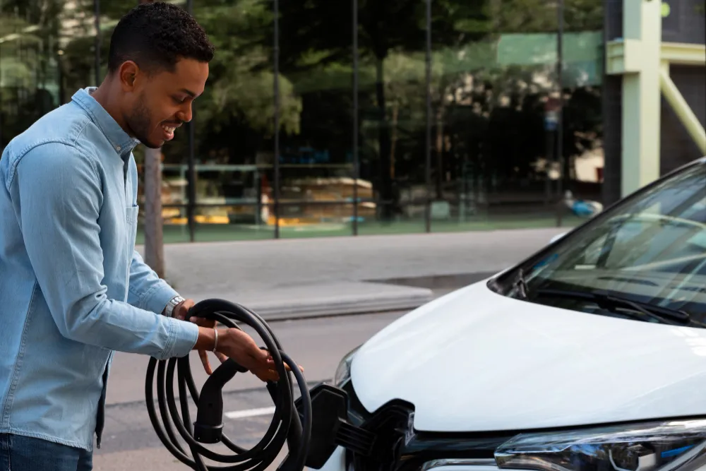 Homme qui recharge sa voiture électrique