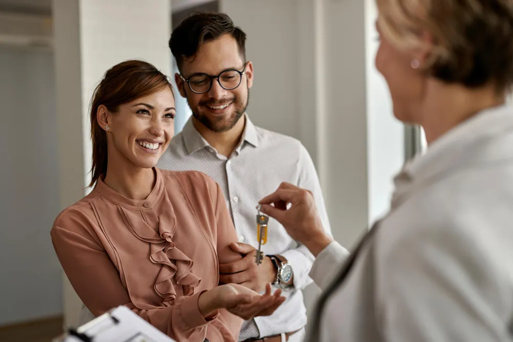 couple qui récupère les clés de leur appartement
