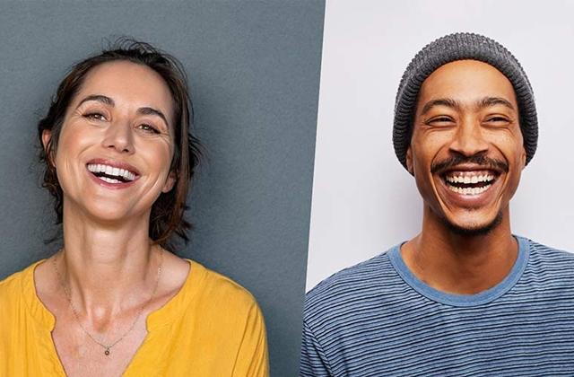 deux personnes souriantes