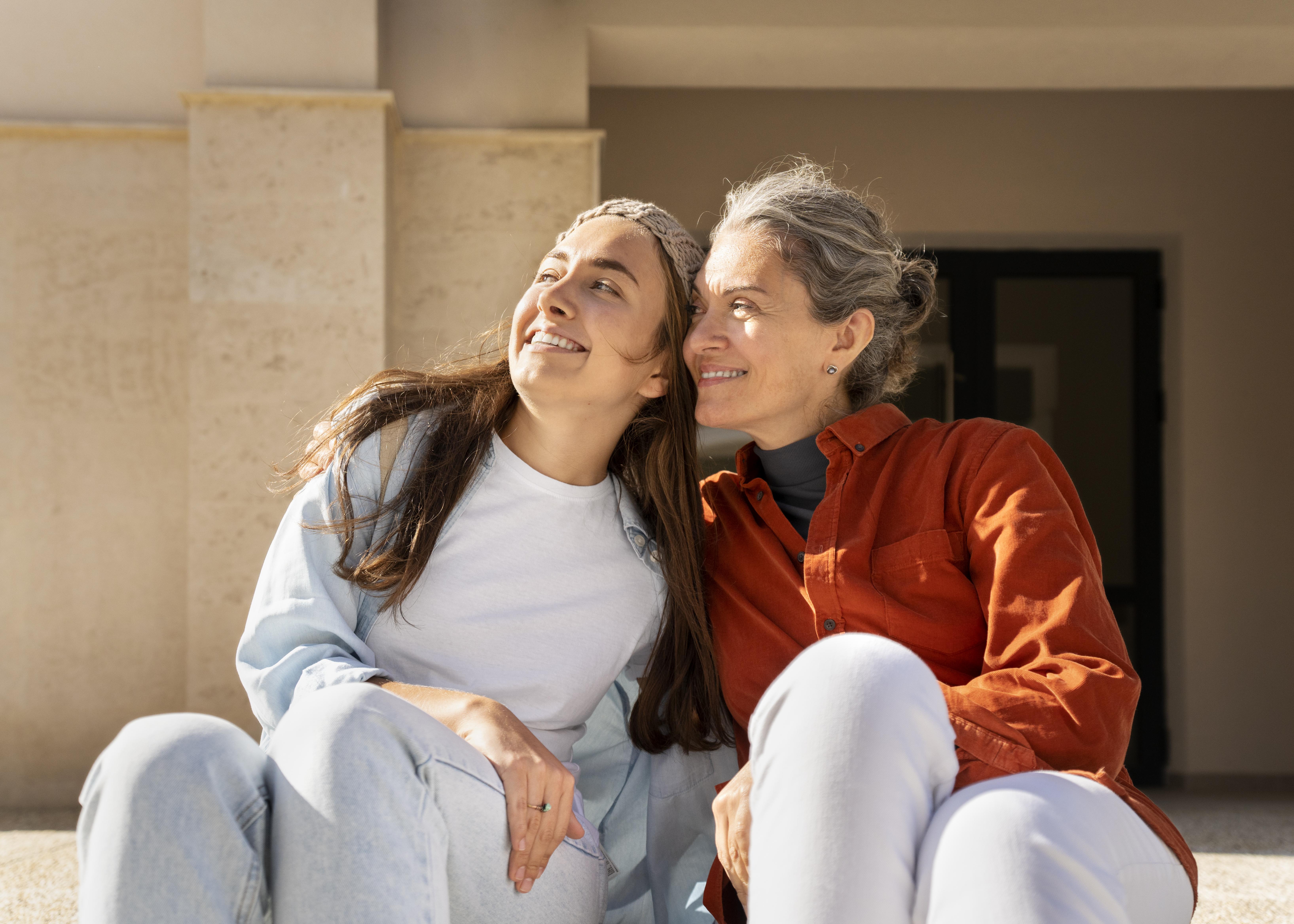 jeune femme avec une personne senior qui regarde dans la meme direction