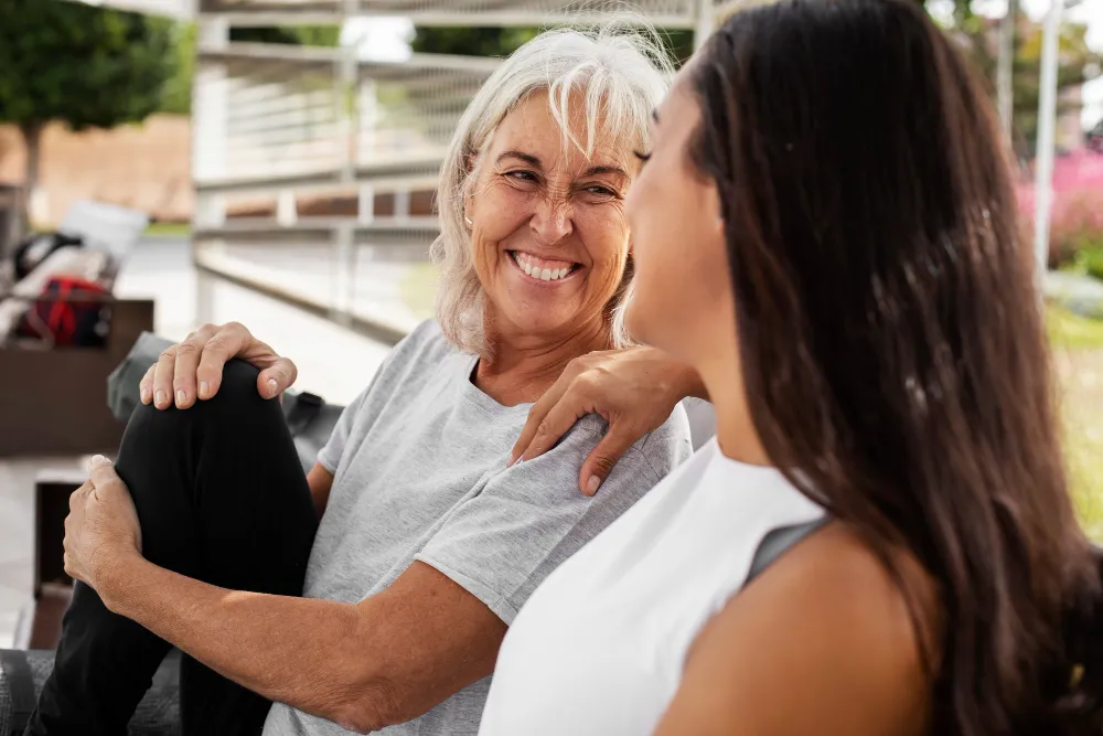 Une jeune femme avec une personne plus agé qui discutent