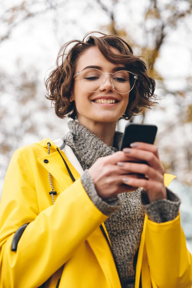 jeune femme sur son téléphone
