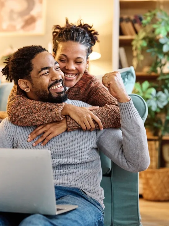Un couple sur canapé avec ordinateur
