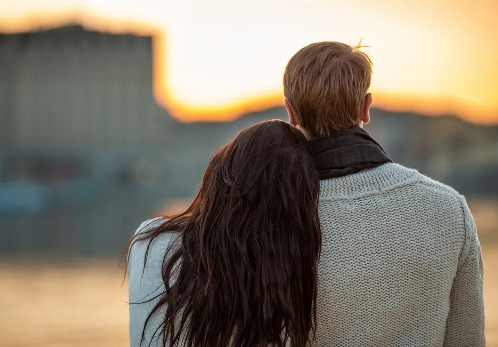 Couple admirant le coucher du soleil